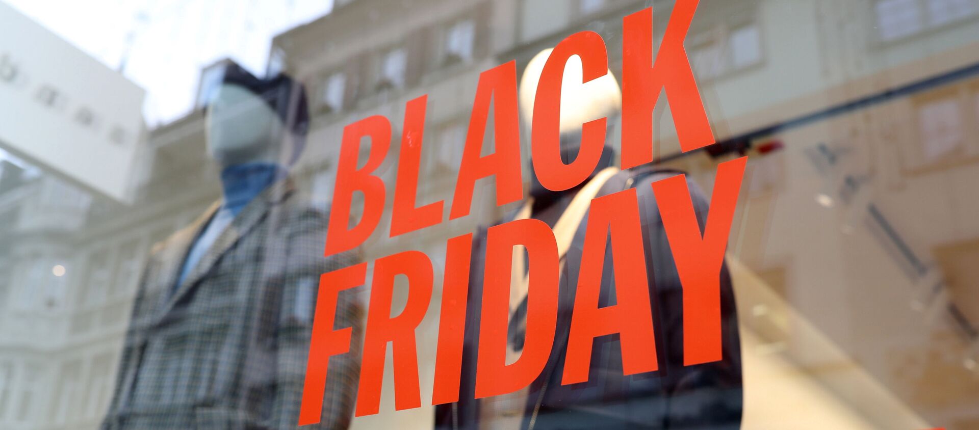 Special discount on Black Friday sales is offered at a fashion store, as the spread of the coronavirus disease (COVID-19) continues, in Zurich, Switzerland November 27, 2020.  REUTERS/Arnd Wiegmann - Sputnik International, 1920, 27.11.2020