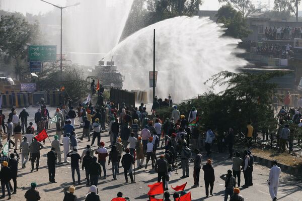 Thousands of Protesting Indian Farmers Gather on Delhi's Outskirts, Riots Feared Thousands of Protesting Indian Farmers Gather on Delhi's Outskirts, Riots Feared - Sputnik International