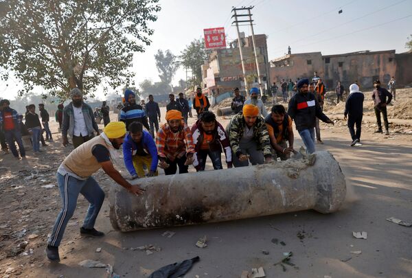 Thousands of Protesting Indian Farmers Gather on Delhi's Outskirts, Riots Feared Thousands of Protesting Indian Farmers Gather on Delhi's Outskirts, Riots Feared - Sputnik International