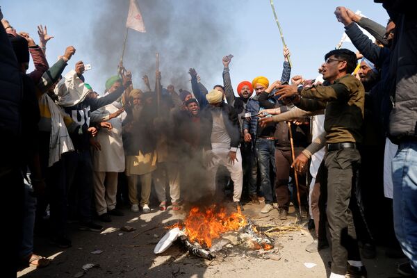 Thousands of Protesting Indian Farmers Gather on Delhi's Outskirts, Riots Feared Thousands of Protesting Indian Farmers Gather on Delhi's Outskirts, Riots Feared - Sputnik International