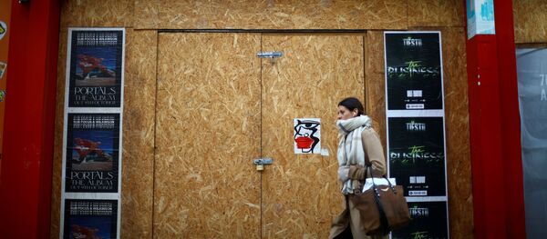 A woman walks past a boarded up London shop, amid the outbreak of the coronavirus disease (COVID-19), at Oxford Street, in London, Britain, October 14, 2020.  - Sputnik International