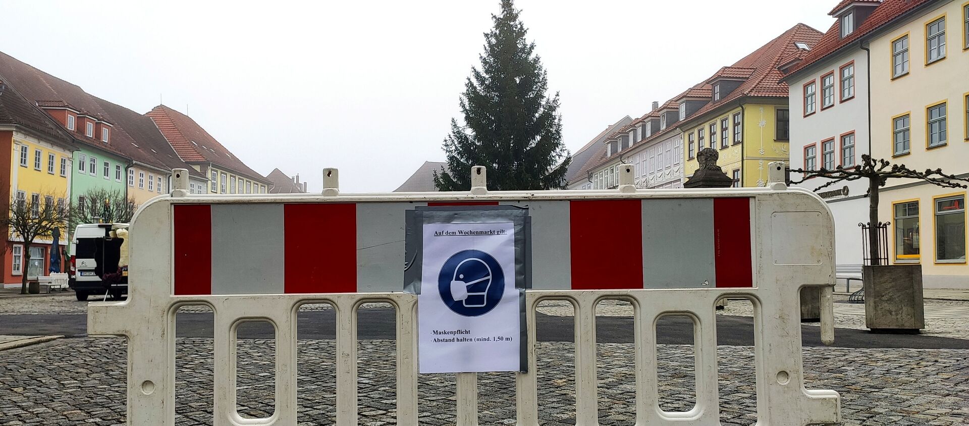 A placard reminds people to wear a protective mask and keep distance at the weekly market, as the spread of the coronavirus disease (COVID-19) continues in Hildburghausen, Germany, November 26, 2020. The state premier of Thuringia on Thursday announced a first mass test for children and teenagers in the district of Hildburghausen, Germany's coronavirus hotspot, to find out to what extent they contribute to a rapid surge in infections.  - Sputnik International, 1920, 13.12.2020