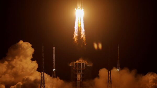 The Long March-5 Y5 rocket, carrying the Chang'e-5 lunar probe, takes off from Wenchang Space Launch Center, in Wenchang, Hainan province, China November 24, 2020. - Sputnik International