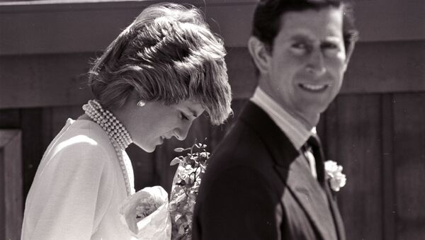 Princess Diana bows her head following Prince Charles on a walk to the California Pavilion in Vancouver May 6, 1986 - Sputnik International