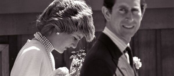 Princess Diana bows her head following Prince Charles on a walk to the California Pavilion in Vancouver May 6, 1986 - Sputnik International