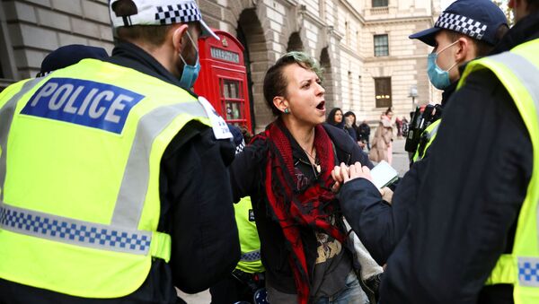 Police officers detain an anti-lockdown protestor during a demonstration amid the coronavirus disease (COVID-19) outbreak in London, Britain November 28, 2020.  - Sputnik International