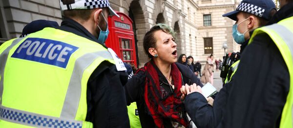 Police officers detain an anti-lockdown protestor during a demonstration amid the coronavirus disease (COVID-19) outbreak in London, Britain November 28, 2020.  - Sputnik International