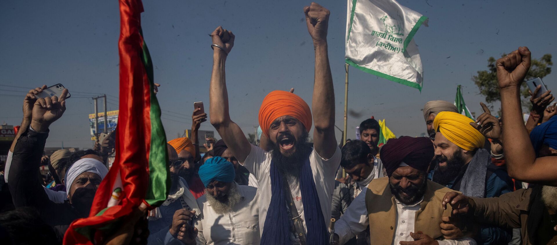 Farmers shout slogans after burning an effigy during a protest against the newly passed farm bills at Singhu border near Delhi, India, November 28, 2020 - Sputnik International, 1920, 30.11.2020