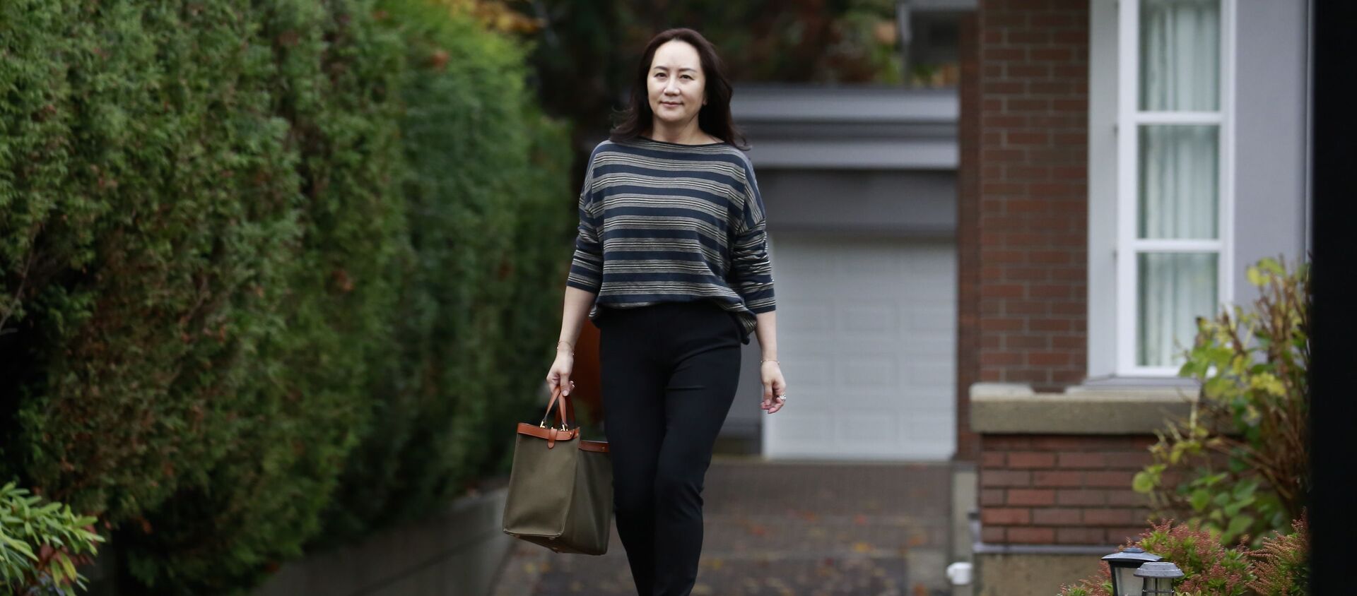 Huawei chief financial officer Meng Wanzhou, monitored at all times under house arrest, heads to a Canadian court to fight an extradition battle to the US after being charged on allegations of banking fraud - Sputnik International, 1920, 01.12.2020