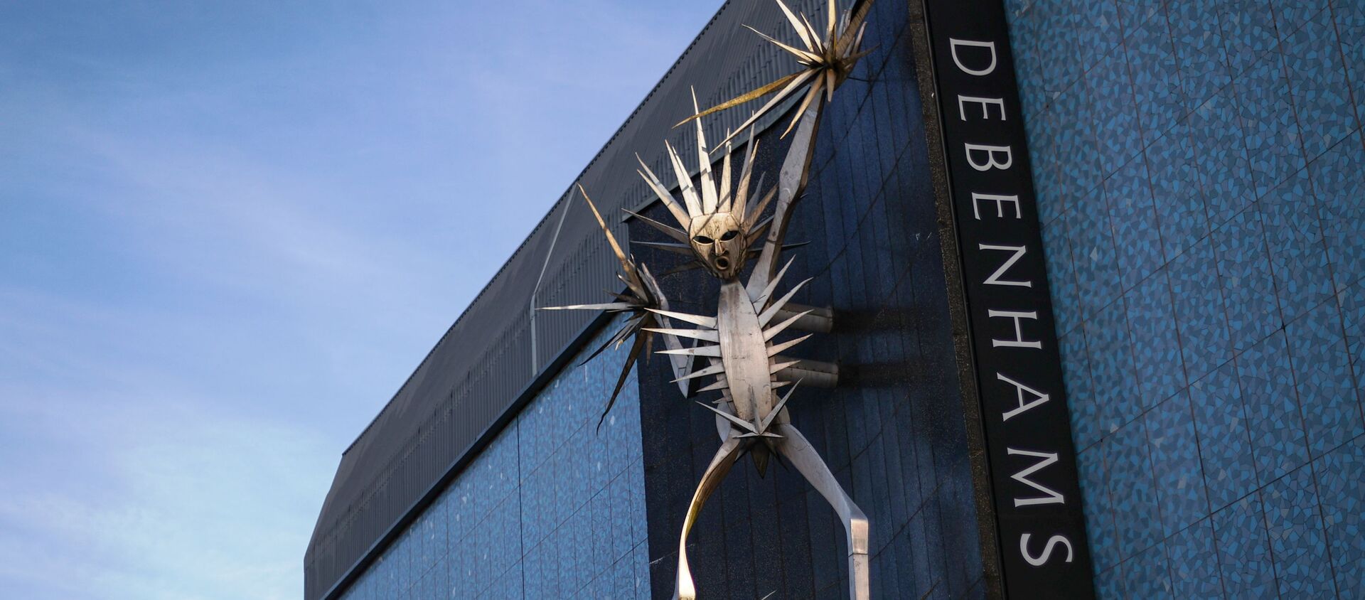 A sculpture on Debenhams' building is seen amidst the outbreak of the coronavirus disease (COVID-19), in Hanley, Stoke-on-Trent, Britain December 1, 2020. - Sputnik International, 1920, 01.12.2020