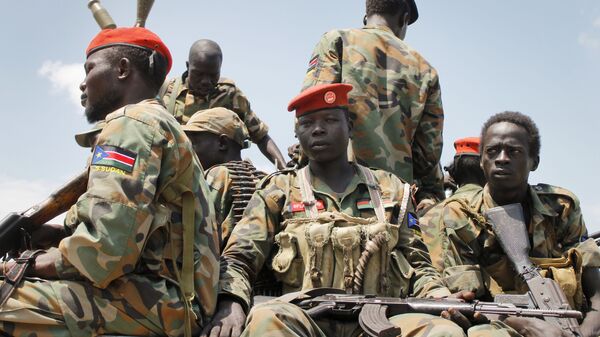 In this photo taken Sunday, Oct. 16, 2016, a group of South Sudanese government soldiers sit on the back of a pickup truck before visiting the scene of a recent battle in Malakal, South Sudan - Sputnik International