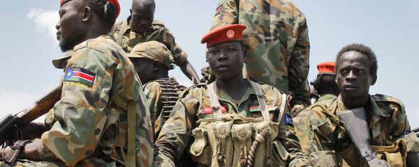 In this photo taken Sunday, Oct. 16, 2016, a group of South Sudanese government soldiers sit on the back of a pickup truck before visiting the scene of a recent battle in Malakal, South Sudan In this photo taken Sunday, Oct. 16, 2016, a group of South Sudanese government soldiers sit on the back of a pickup truck before visiting the scene of a recent battle in Malakal, South Sudan - Sputnik International