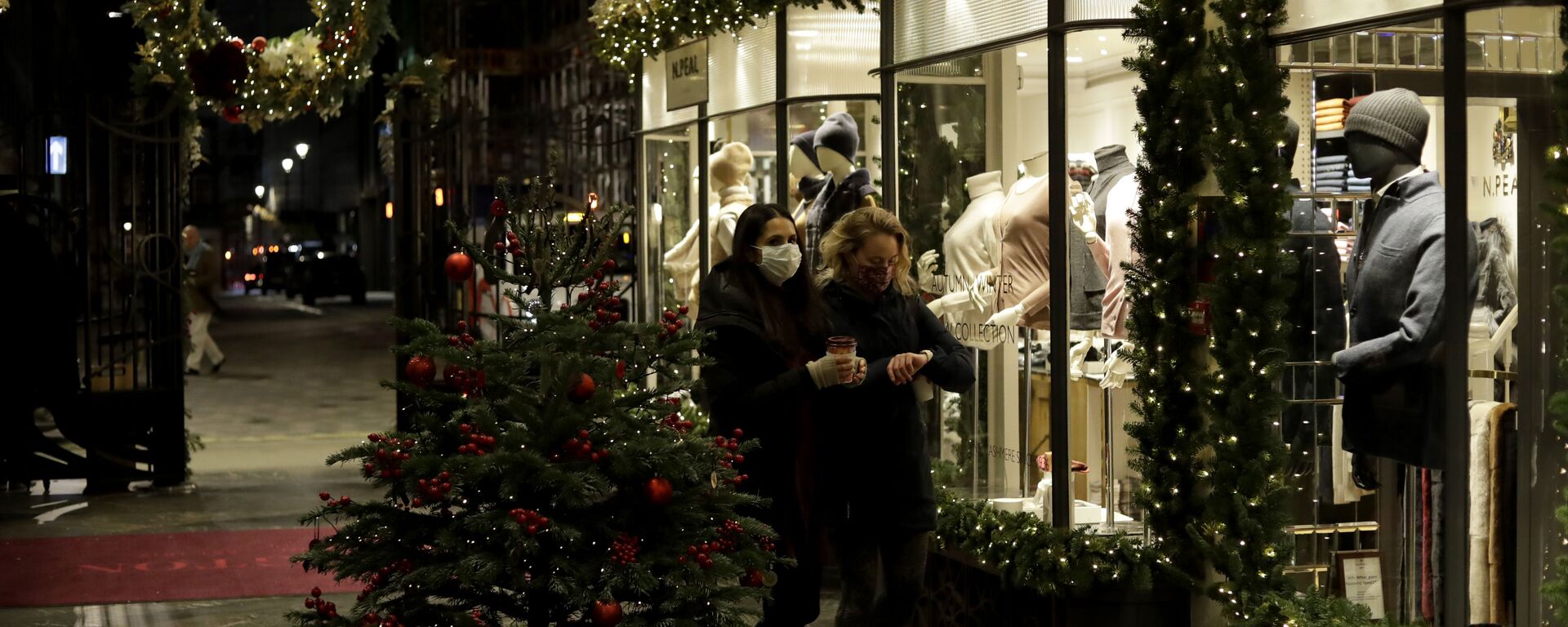 Women wearing face masks walk past a Christmas tree and lights in Burlington Arcade, where all non-essential shops are temporarily closed during England's second coronavirus lockdown, in London, Wednesday, Nov. 25, 2020 - Sputnik International, 1920, 19.12.2021