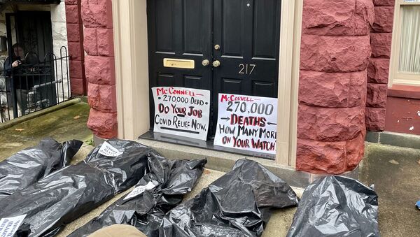 Activists pile body bags outside Mitch McConnell’s door - Sputnik International