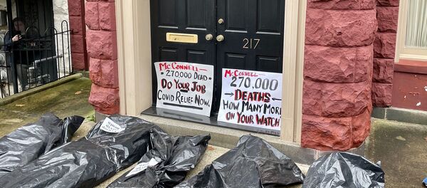 Activists pile body bags outside Mitch McConnell’s door - Sputnik International