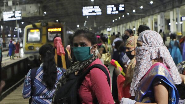 Women passengers wait for a local train in Mumbai, India, Wednesday, Oct. 21, 2020 - Sputnik International
