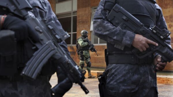 Security agents stand guard outside the apartment building where Damaso Lopez, nicknamed El Licenciado, was captured in the Anzures neighborhood of Mexico City, Tuesday, May 2, 2017 - Sputnik International