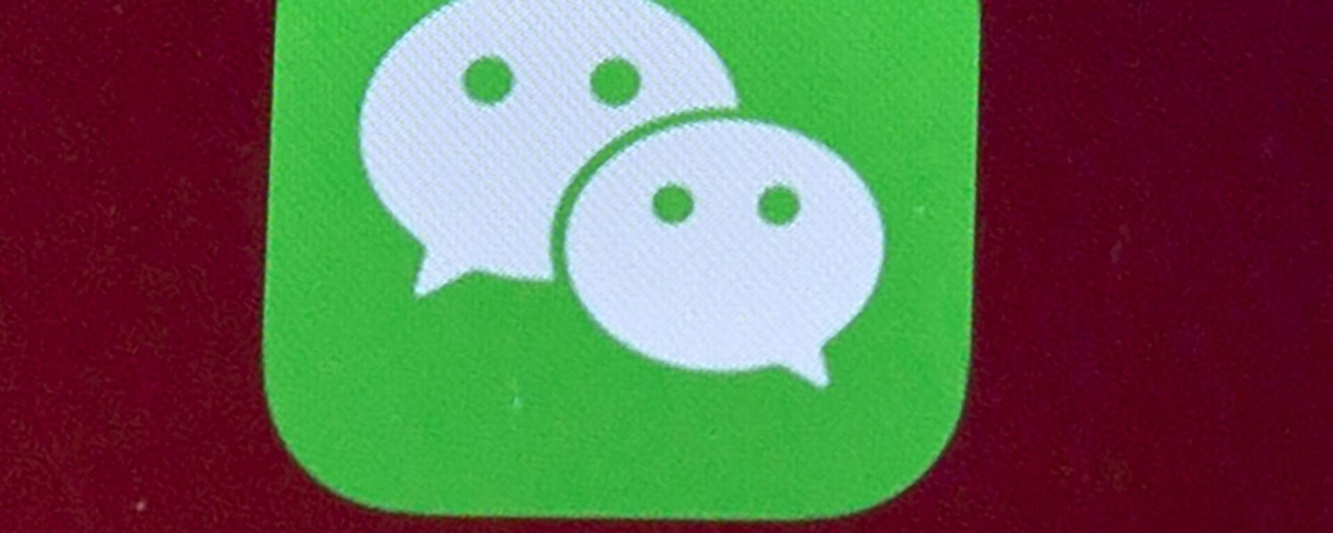 Icons for the smartphone apps WeChat are seen on a smartphone screen in Beijing, on Aug. 7, 2020.  The Justice Department is asking a judge to allow WeChat to be banned from app stores in the U.S., pending an appeal. In a Friday, Sept. 25, 2020 filing, the Justice Department requested U.S. Magistrate Judge Laurel Beeler in California put on hold a preliminary injunction issued Saturday.  - Sputnik International, 1920, 09.03.2021