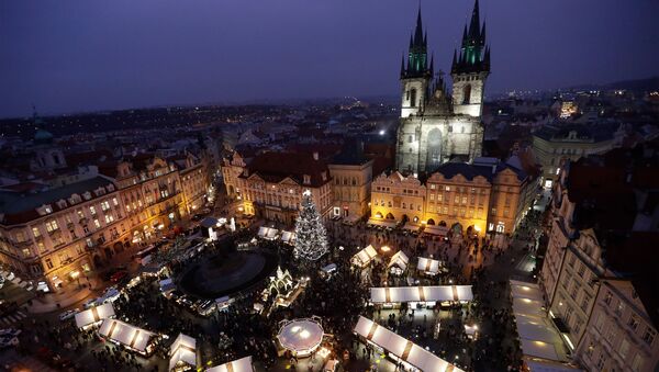 Комбо-фото рождественской ярмарки на Староместской площади в Праге в 2019 и 2020 годах - Sputnik International