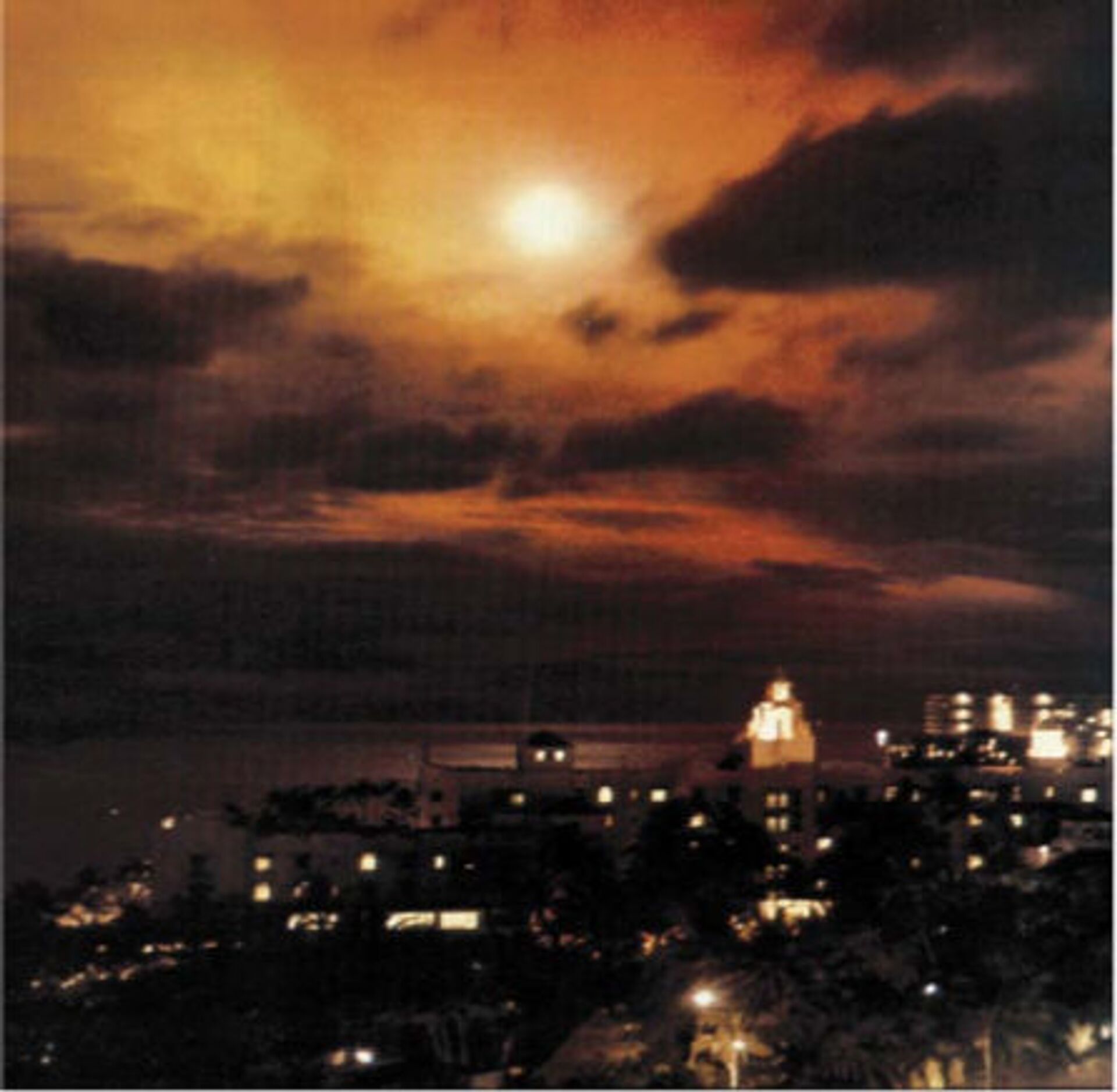 A photo of the US' Starfish Prime nuclear test from Honolulu, Hawaii, July 9, 1962. The high-altitude blast, 250 miles up, shattered streetlights 900 miles away in Hawaii and damaged six satellites in orbit. - Sputnik International, 1920, 16.11.2021