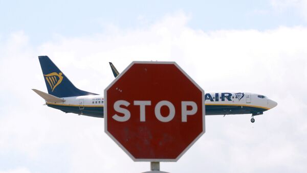 FILE PHOTO: A Ryanair Boeing 737 airplane passes a Stop sign as it lands at Barcelona-El Prat airport - Sputnik International