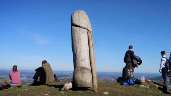 Screenshot captures the original wooden phallus statue that previously sat on the Grünten mountain, which is located in the German state of Bavaria. The statue went mysteriously missing  and has since been replaced by a similar, but larger structure. - Sputnik International