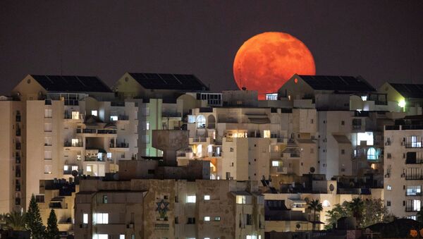 Полная луна за зданиями в Ашкелоне, на юге Израиля - Sputnik International