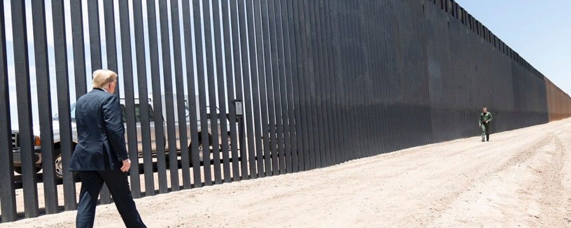 President Donald Trump walks along the completed 200th mile of new border wall on June 23, 2020, along the U.S.-Mexico border near Yuma, Arizona. - Sputnik International, 1920, 21.09.2021