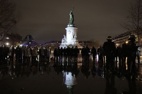 French Interior Minister Calls for Supporting Police in Wake of Controversial Riot Images - Sputnik International