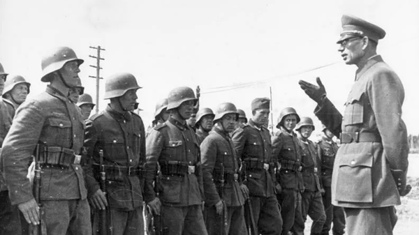 Red Army officer-turned-pro-Nazi traitor Andrei Vlasov addresses his troops. - Sputnik International