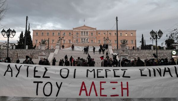 Members of Greek anarchist groups hold a banner reading in Greek those days belong to Alexis during an attempt for demonstration in front of the Greek parliament in Athens on December 4, 2020 to commemorate the killing of Alexis Grigoropoulos by the police, which sparked months of rioting across the country in 2008. - Sputnik International
