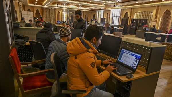 In this photo taken on December 3, 2019, Kashmiri students use the internet at a Tourist Reception Centre (TRC) in Srinagar, as internet facilities have been suspended across the region as part of a partial communication blockade by the Indian government - Sputnik International