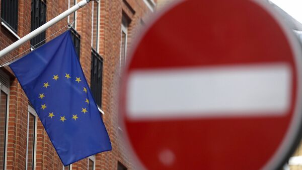 An EU flag flies on a building located in a one way street in London, Monday, Nov. 9, 2020 - Sputnik International