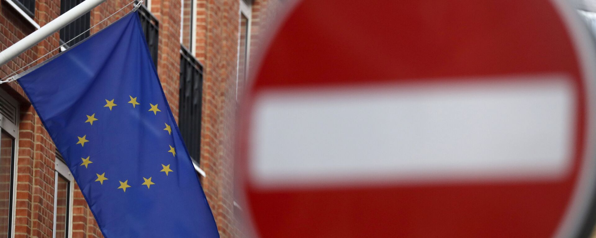 An EU flag flies on a building located in a one way street in London, Monday, Nov. 9, 2020 - Sputnik International, 1920, 01.10.2021