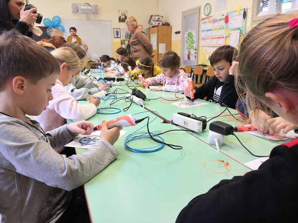 Children learning how to use 3D pens at the Engineering New Year 2.0 quest held in Italy. - Sputnik International