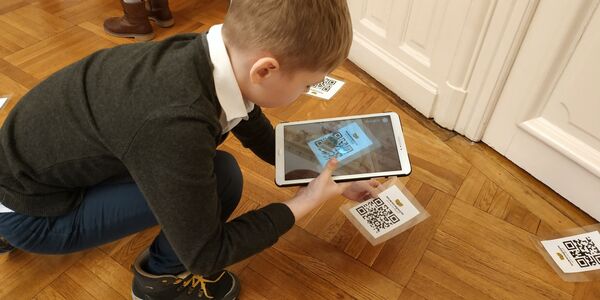   Romanian schoolchildren learning new facts about electricity and augmented reality at the Engineering New Year 2.0. - Sputnik International