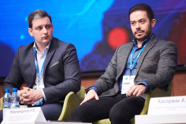 Ilya Novokreshchyonov and Ilya Bronshtein deliver a speech at the first International Teaching Conference Training for the Digital Economy. - Sputnik International