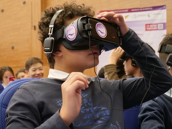 A pupil takes a virtual step on the surface of the Earth’s satellite as part of the VR and AR Day. - Sputnik International