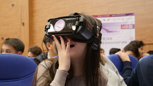 A student looks at space through VR glasses at the VR and AR Day in Bishkek, Kyrgyzstan. - Sputnik International