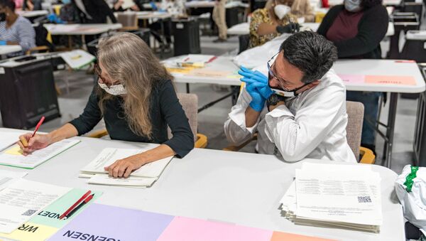 Gwinnett County election workers handle ballots as part of the recount for the 2020 presidential election at the Beauty P. Baldwin Voter Registrations and Elections Building on November 16, 2020 in Lawrenceville, Georgia.  - Sputnik International