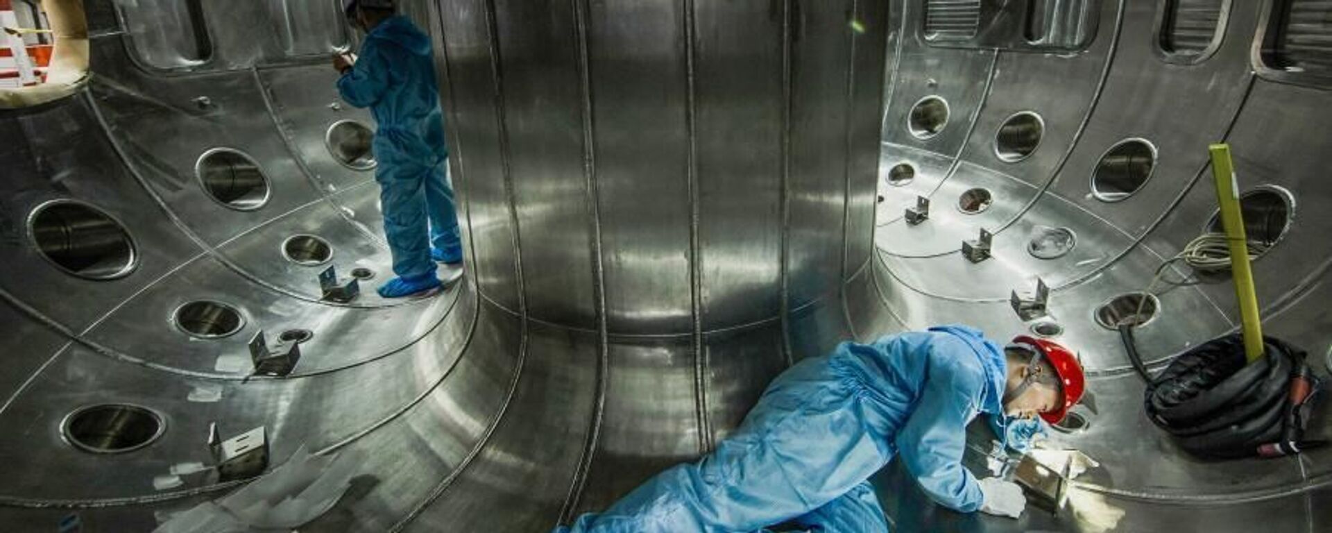 File photo taken on May 27, 2019 shows staff members of China National Nuclear Corporation (CNNC) Southwestern Institute of Physics working in the vacuum chamber of the HL-2M Tokamak, China's new-generation artificial sun, in Chengdu, southwest China's Sichuan Province. - Sputnik International, 1920, 11.01.2023