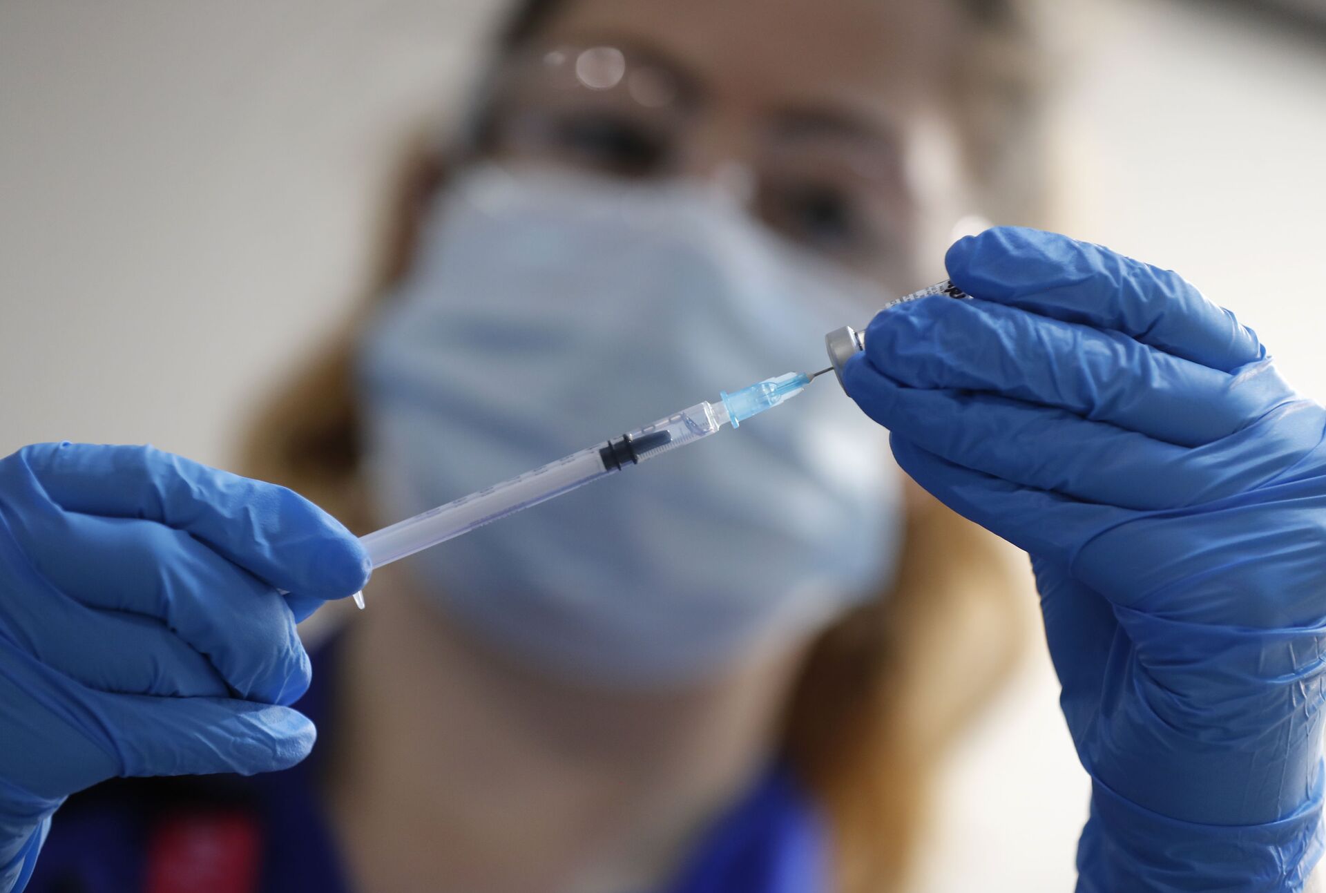 A nurse prepares to administer the Pfizer-BioNTech COVID-19 vaccine at Guy's Hospital in London, Tuesday, Dec. 8, 2020 - Sputnik International, 1920, 08.10.2021