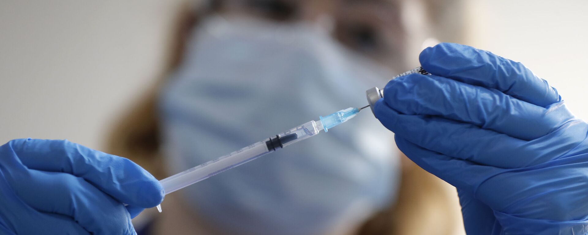 A nurse prepares to administer the Pfizer-BioNTech COVID-19 vaccine at Guy's Hospital in London, Tuesday, Dec. 8, 2020 - Sputnik International, 1920, 04.02.2021