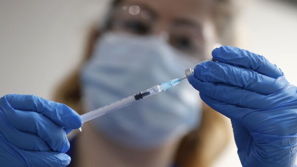 A nurse prepares to administer the Pfizer-BioNTech COVID-19 vaccine - Sputnik International