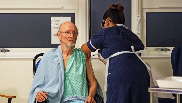 A nurse administers the Pfizer-BioNtech Covid-19 vaccine to patient William Bill Shakespeare (L), 81, at University Hospital in Coventry, central England, on December 8, 2020.  - Sputnik International
