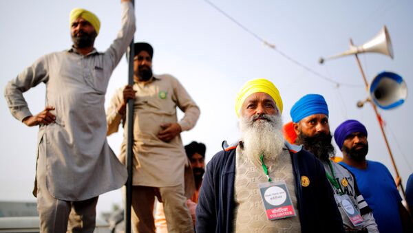 Farmers listen to a speaker as they attend a protest against the newly passed farm bills at Singhu border near New Delhi, India, 7 December 2020. - Sputnik International