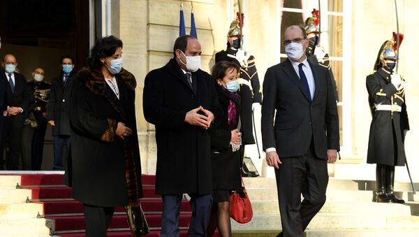 French Prime Minister Jean Castex (R) escorts Egyptian president Abdel Fattah al-Sisi (C) out of the Matignon hotel following their meeting, on 8 December 2020 in Paris, as part of al-Sisi's three-day visit to France.  - Sputnik International