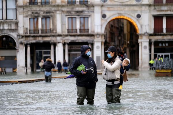 People walk in flooded St. Mark's Square - Sputnik International