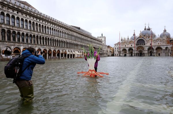  People pose for photos in flooded St. Mark's Square, Venice, Italy - Sputnik International