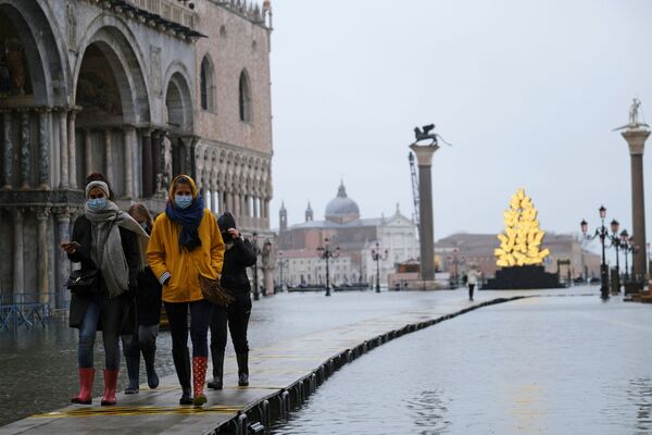 People walk in flooded St. Mark's Square, Venice - Sputnik International